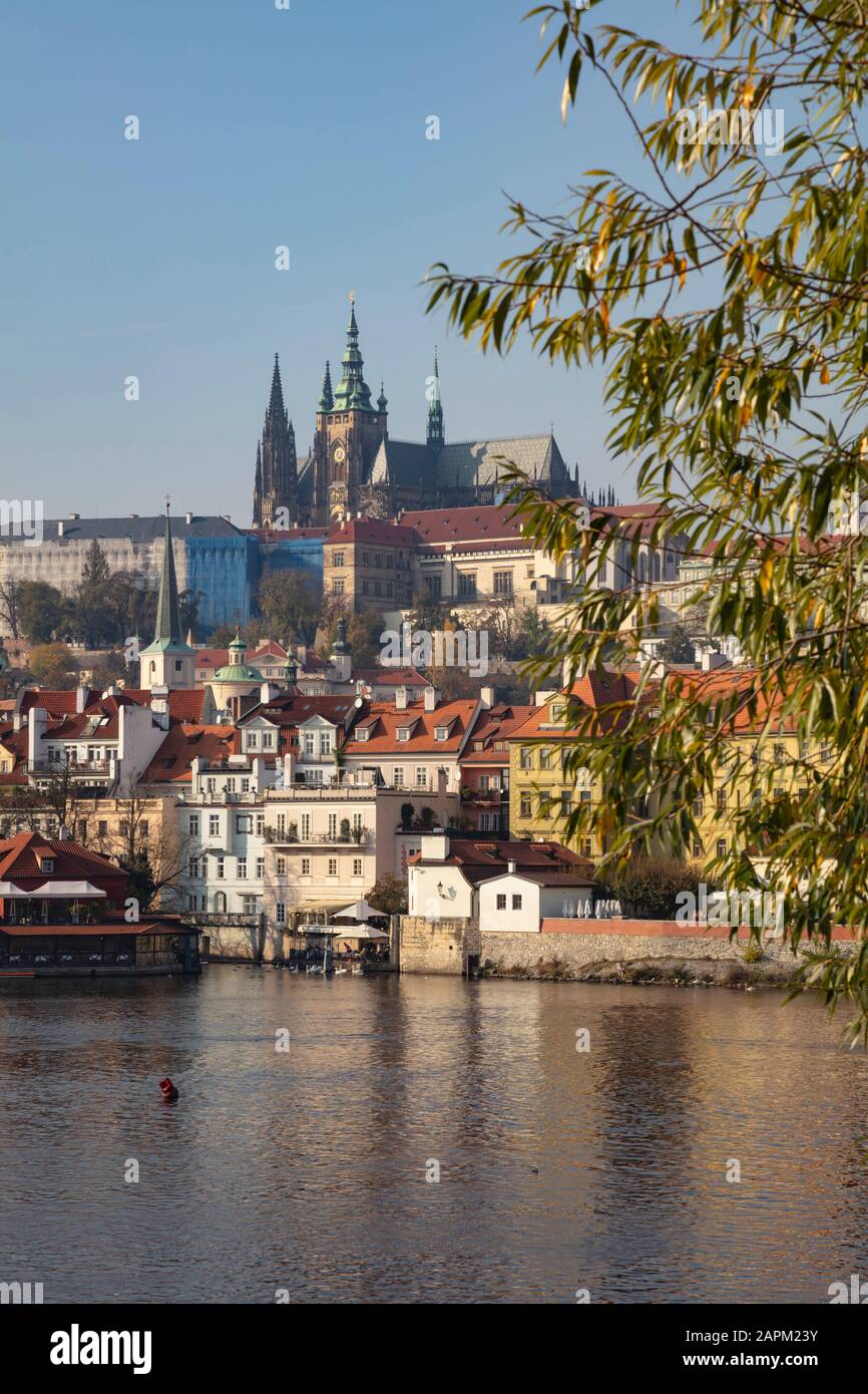 Tschechien, Prag, Prager Burg und St. Veit Kathedrale auf der anderen Seite des Flusses Stockfoto