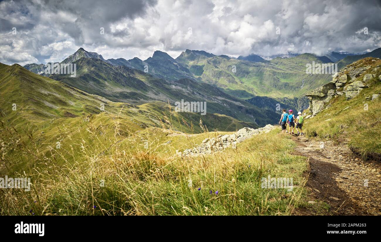 Mutter mit zwei Kindern, die in alpiner Landschaft, Passeiertal, Südtirol, Italien wandern Stockfoto