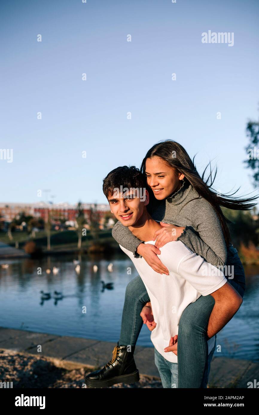 Porträt eines glücklichen Teenagers, der seiner Freundin einen Huckepack beschritt Stockfoto