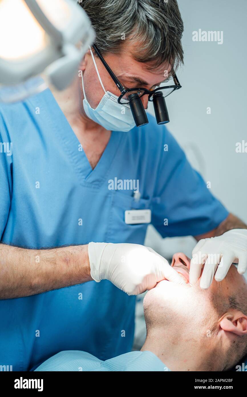 Der Zahnarzt wotking auf den Zähnen des Patienten in der Zahnchirurgie Stockfoto