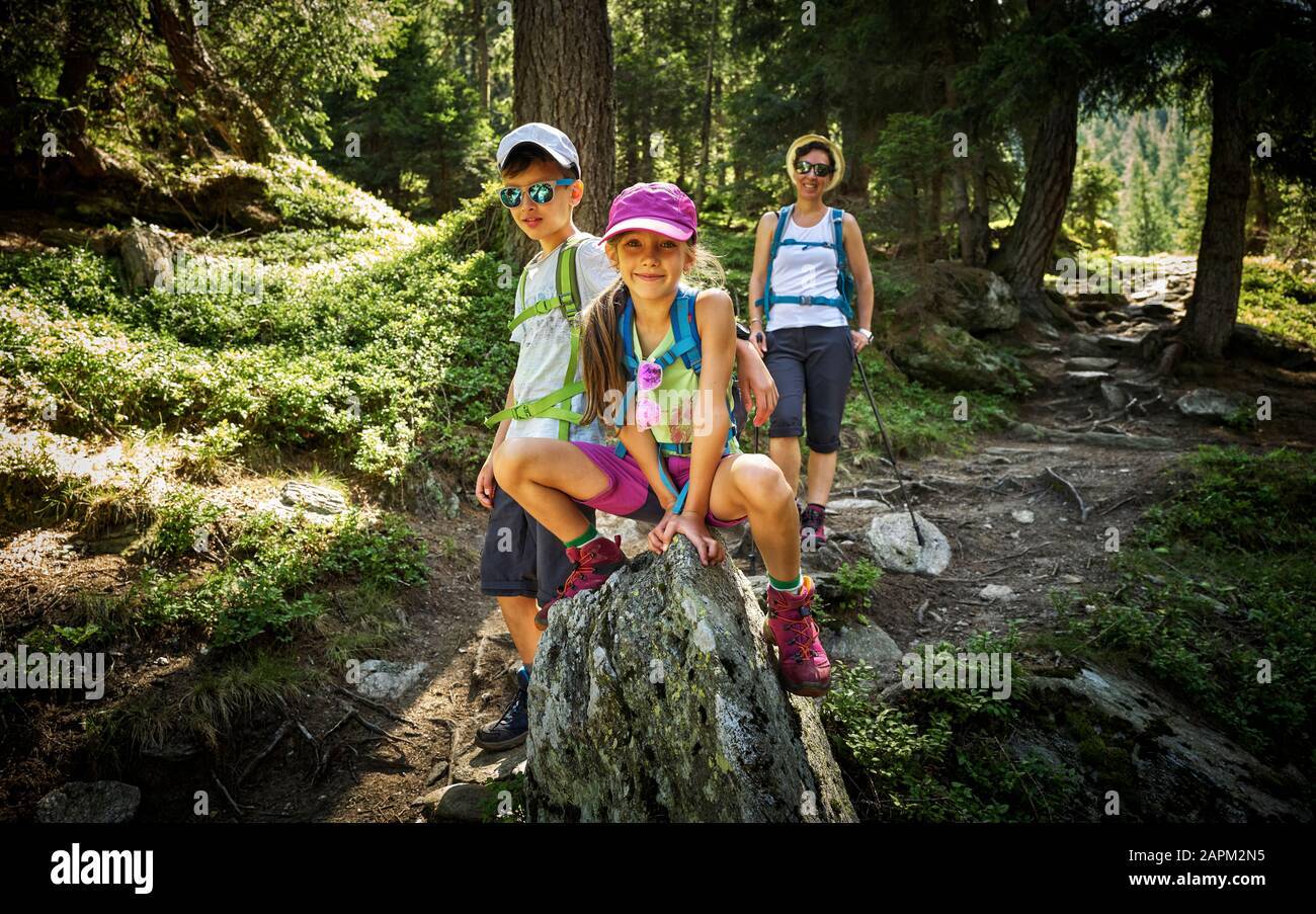 Porträt der Mutter mit zwei Kindern Wandern in alpiner Landschaft, Passeiertal, Südtirol, Italien Stockfoto