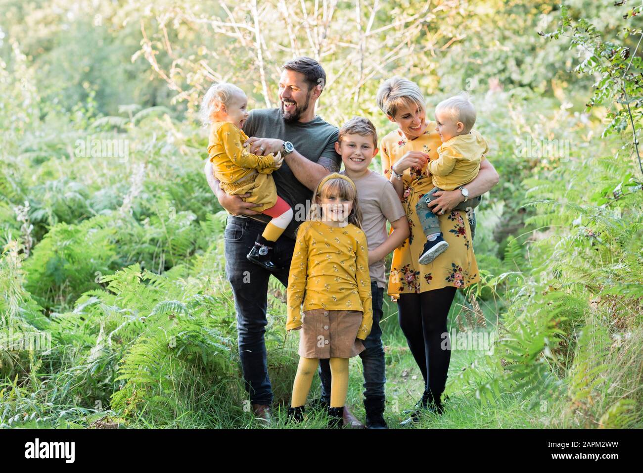 Porträt einer glücklichen Familie in der Natur Stockfoto