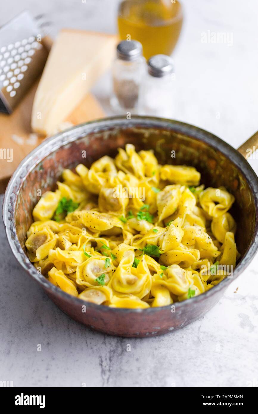 Eine Pfanne mit italienischen Tortellini und Grana-Käse Stockfoto