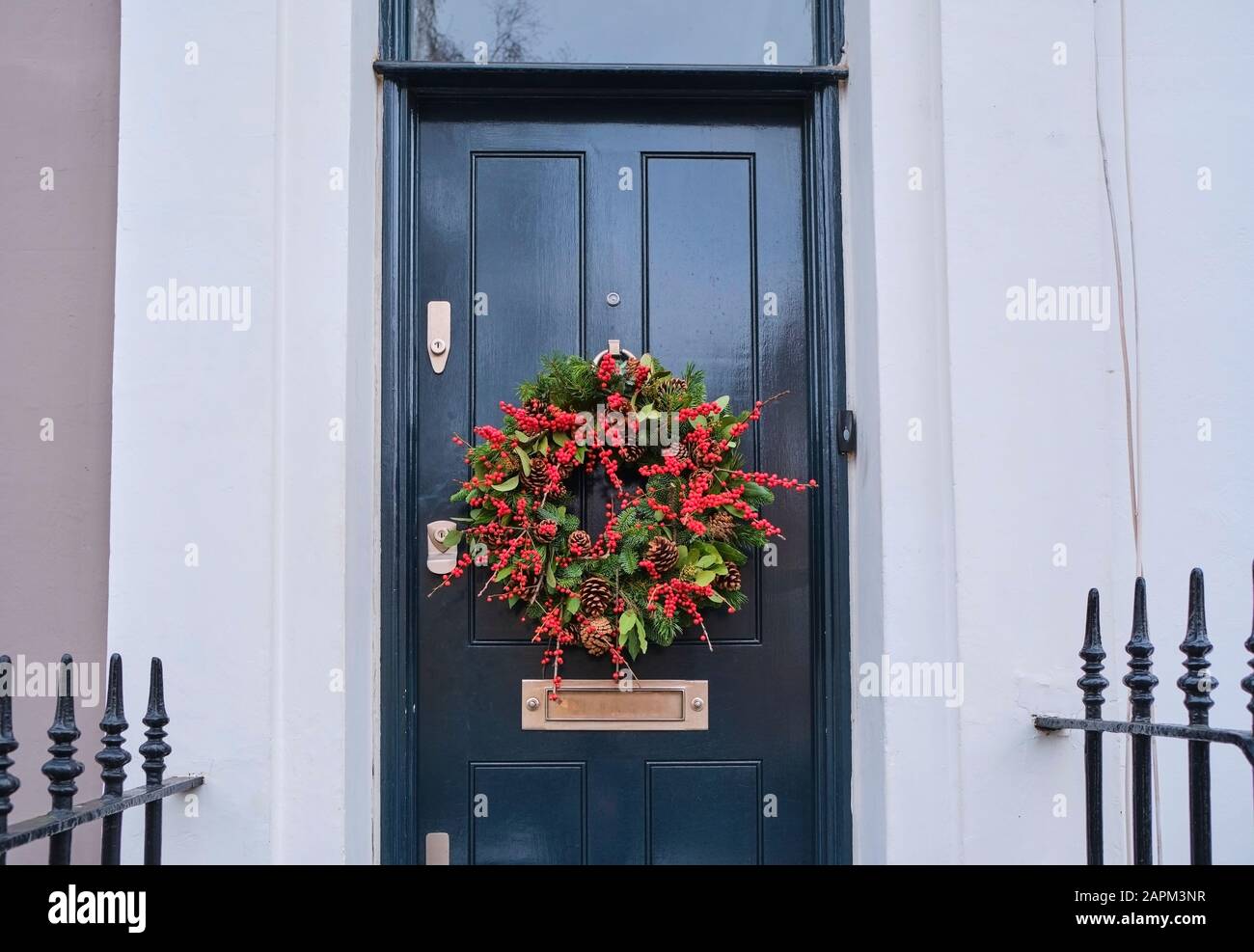 Großbritannien, England, London, Weihnachtskranz hängt an der Eingangstür des Hauses Stockfoto