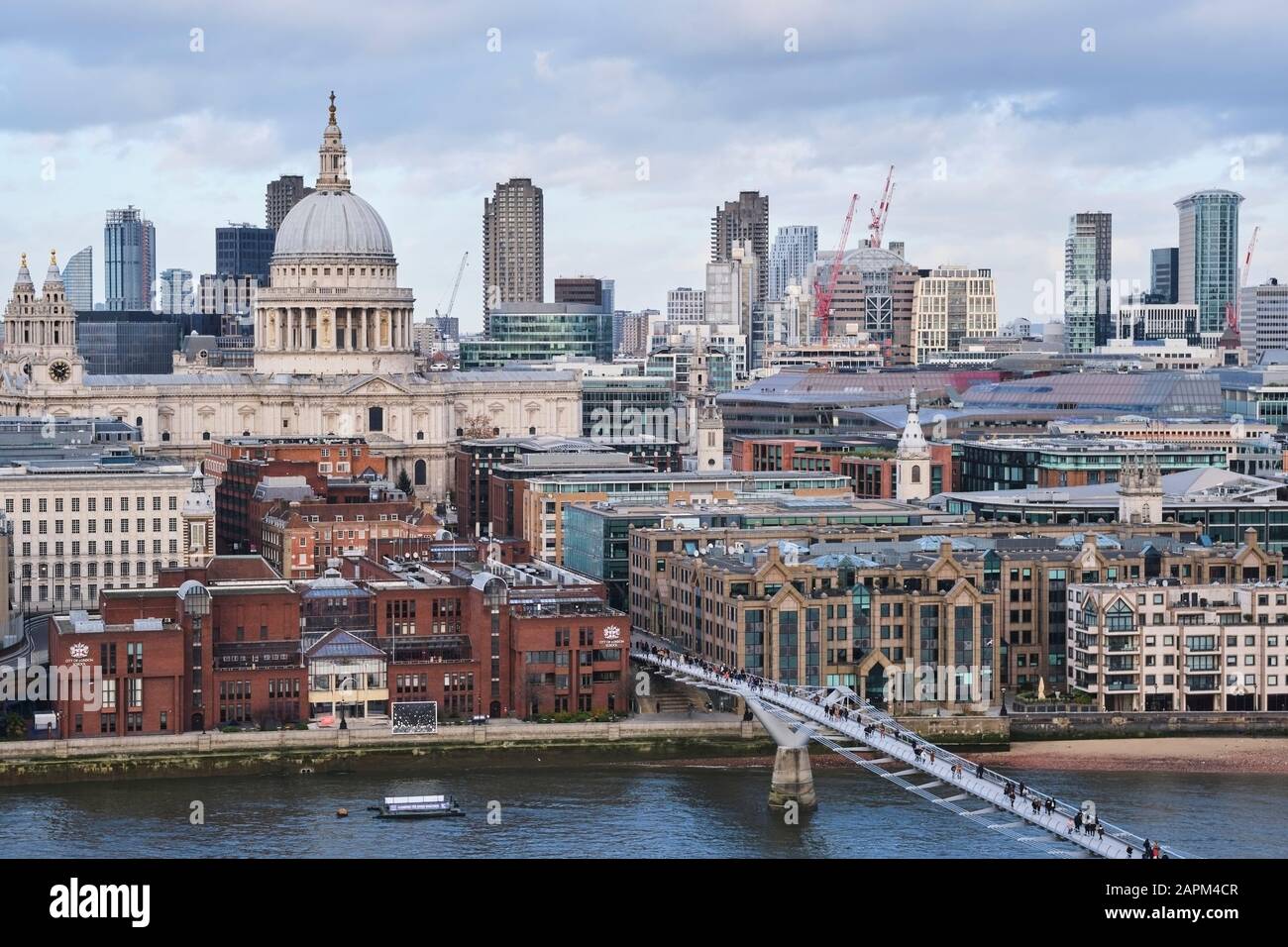 Großbritannien, England, London, Hochwinkelansicht der Millennium Bridge mit der St. Pauls Kathedrale im Hintergrund Stockfoto