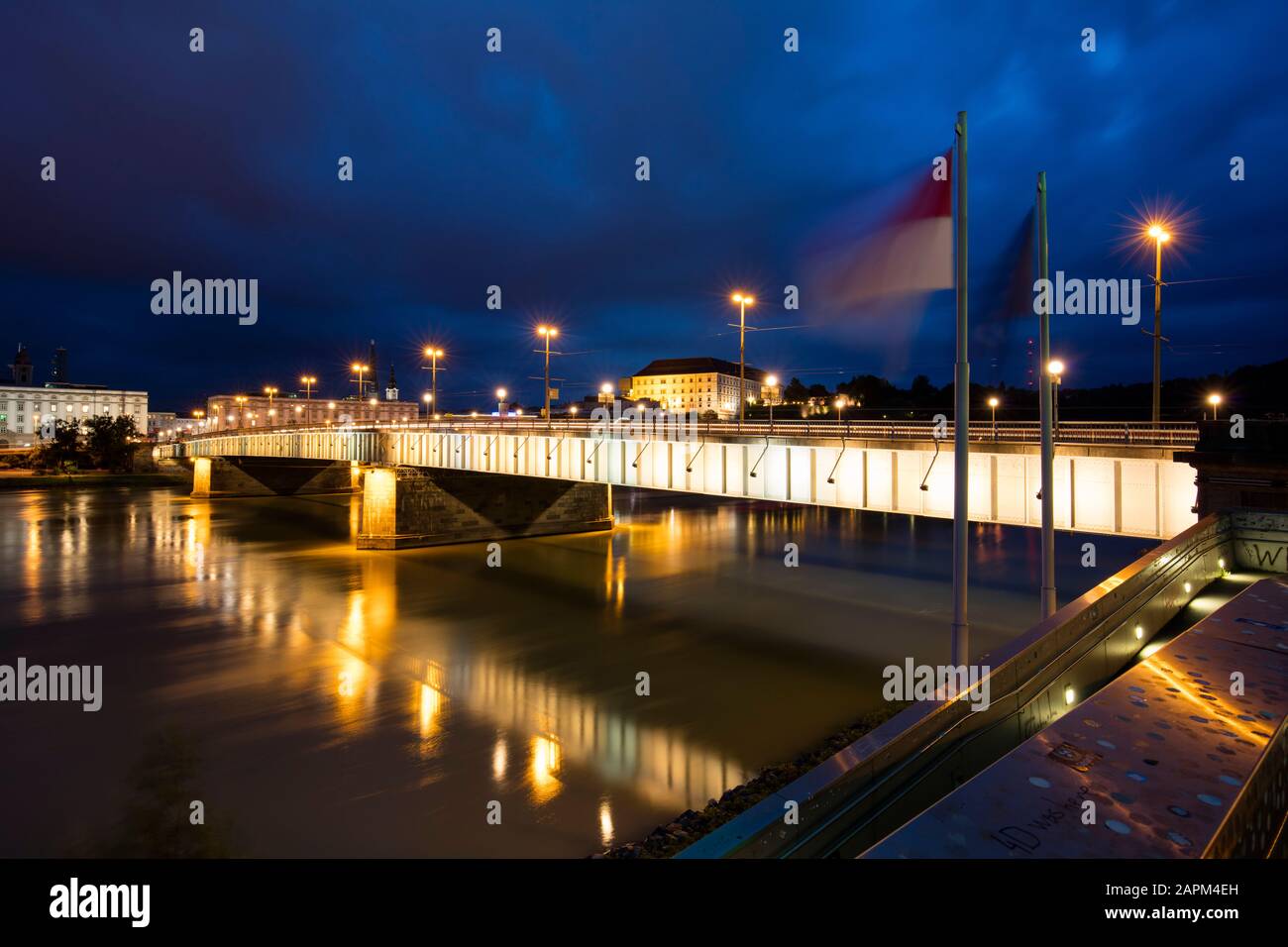 Österreich, Oberösterreich, Linz, Nibelungenbrücke über die Donau bei Nacht Stockfoto