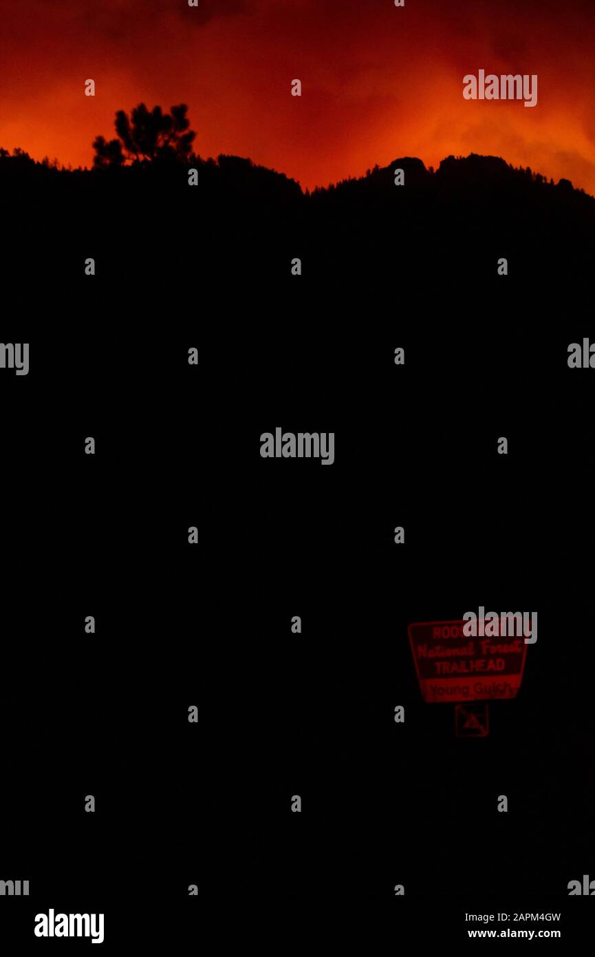 Der High Park Fire leuchtet leuchtend rot und orange über einem Grat entlang des Young Gulch Trail im Poudre Canyon westlich von Fort Collins, Colorado. Stockfoto