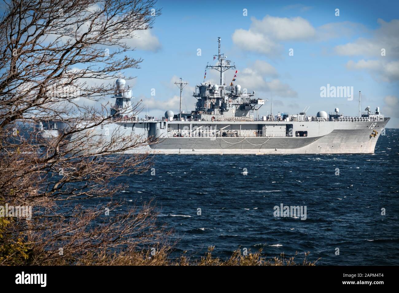Die USS Blue Ridge (LCC-19) verlässt Yokosuka, Japan, um die Bucht von Tokio und den Pazifischen Ozean zu erreichen. Stockfoto
