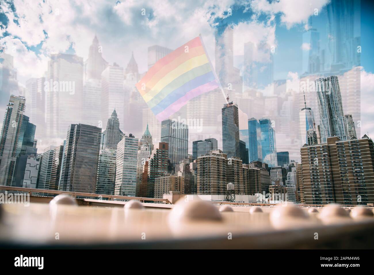 USA, New York, New York City, Skyline von Manhattan mit Regenbogenfahne Stockfoto