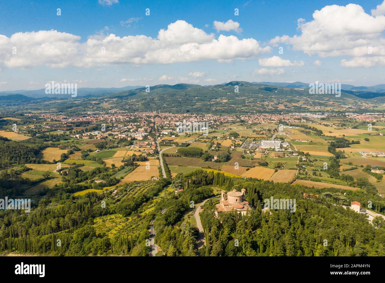 Italien, Provinz Perugia, Citta di Castello, Luftaufnahme der Sommerlandschaft mit Stadt im Hintergrund Stockfoto