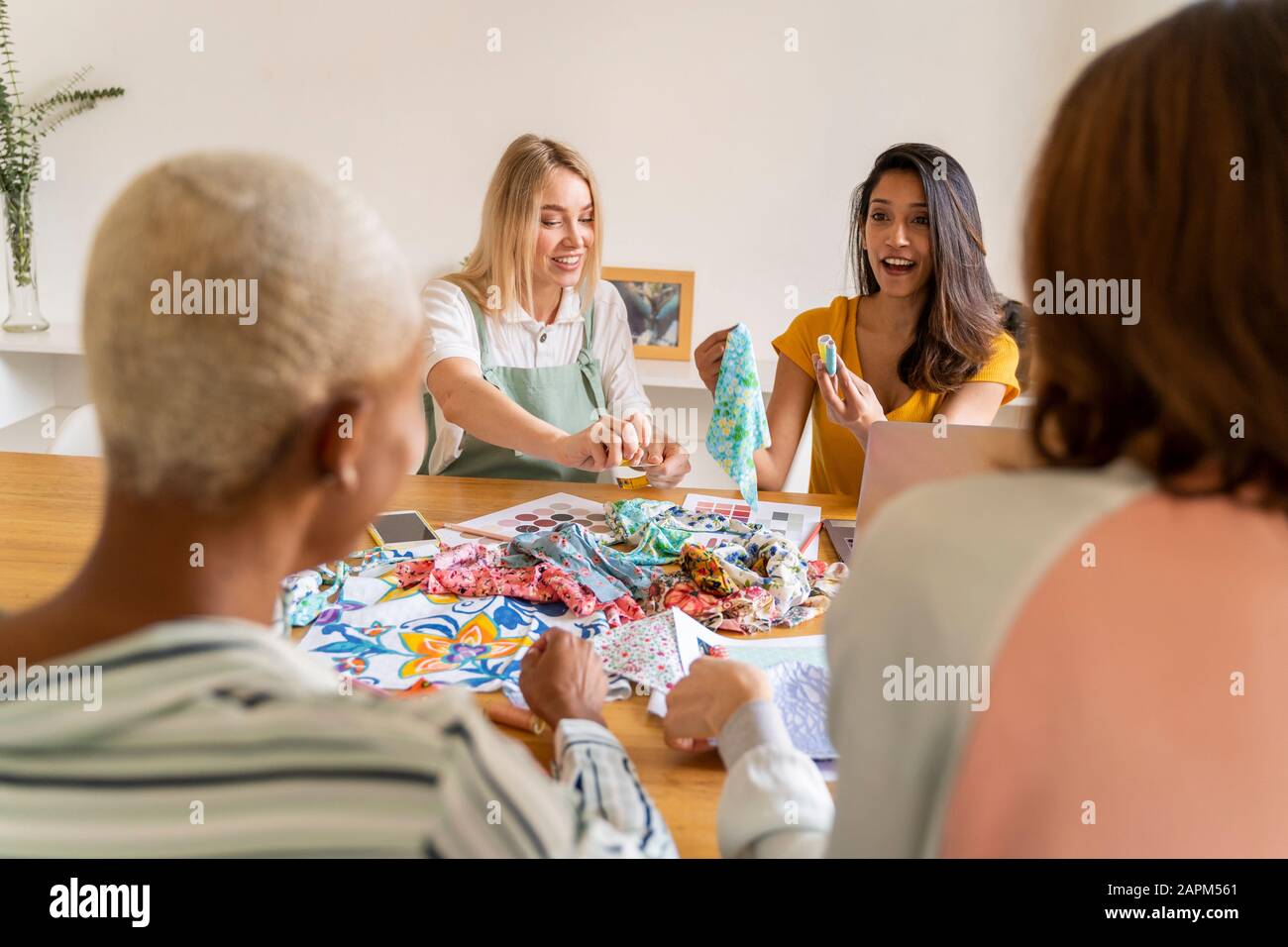 Modedesigner, die ein Treffen im Büro haben Stockfoto