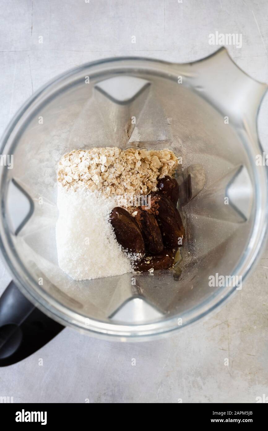 Protein Ball Zutaten im Inneren elektrischen Mixer Stockfoto