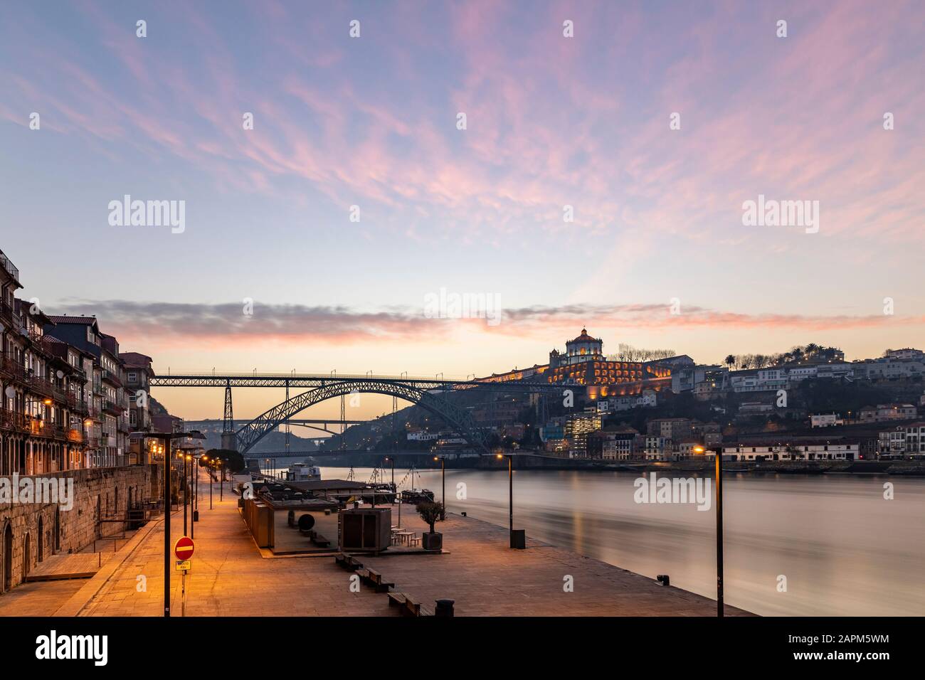 Portugal, Porto District, Porto, Douro Flusshafen im Morgengrauen mit Stadtgebäuden und Dom Luis I Brücke im Hintergrund Stockfoto