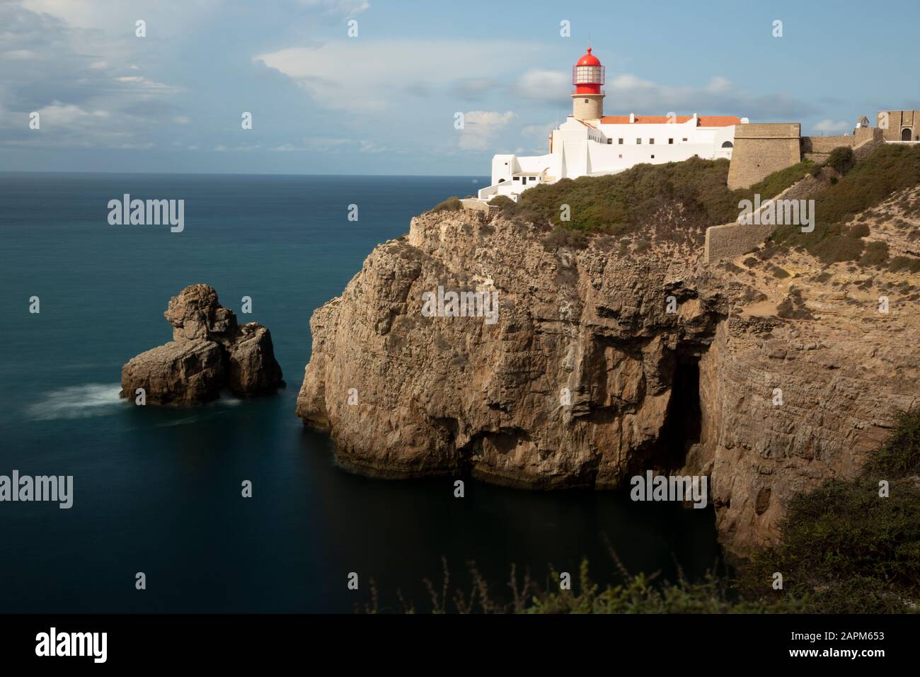 Portugal, Faro District, Lagos, Leuchtturm am Rand der Küstenklippe Stockfoto