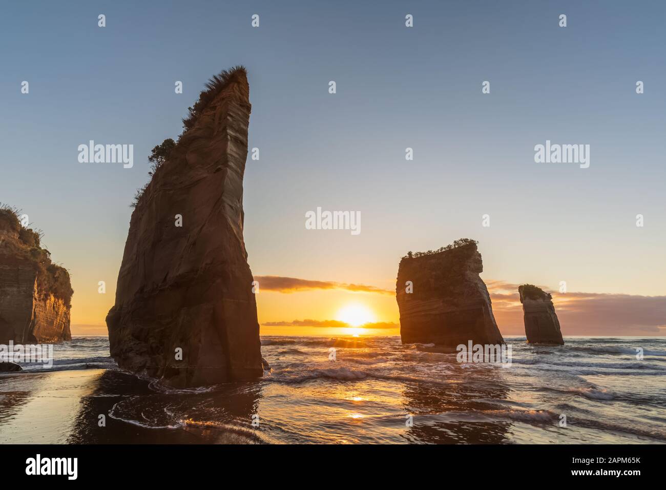 Neuseeland, New Plymouth District, Tongaporutu, Three Sisters Rock Formation bei Sonnenuntergang Stockfoto