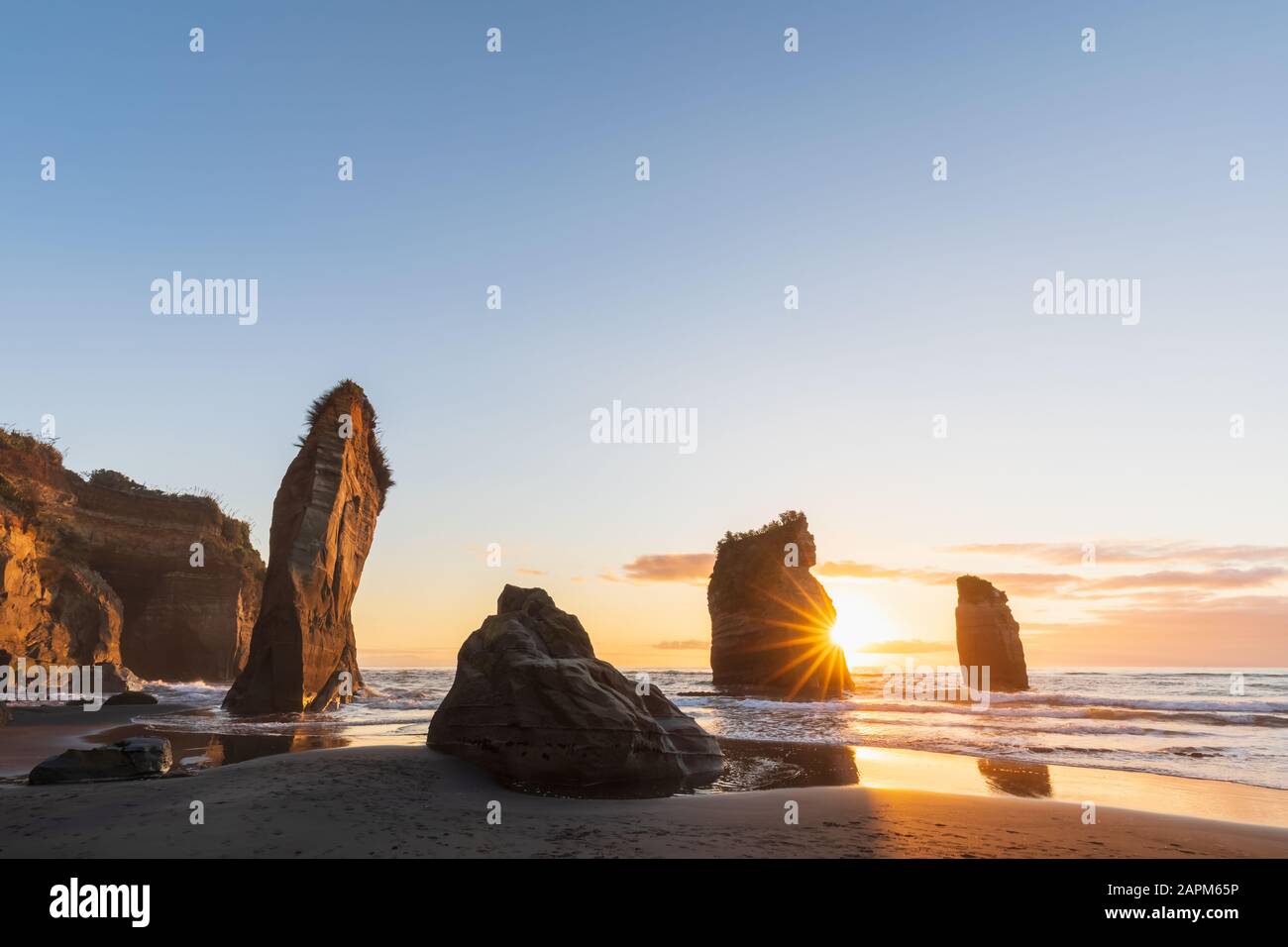 Neuseeland, New Plymouth District, Tongaporutu, Three Sisters Rock Formation bei Sonnenuntergang Stockfoto