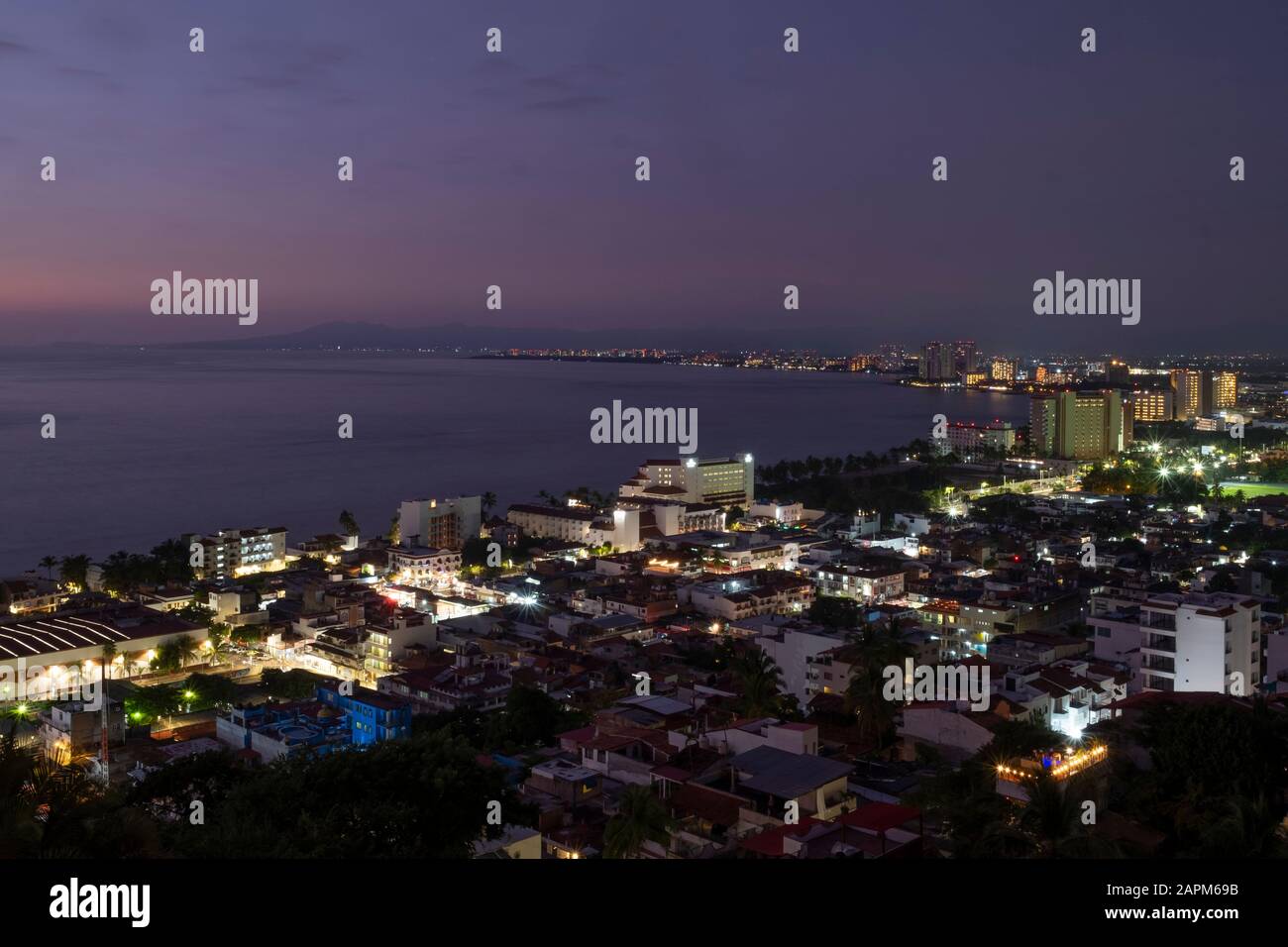 Blick aus dem Blickfeld von Puerto Vallarta bei Nacht, Bahia de Banderas, Jalisco, Mexiko Stockfoto