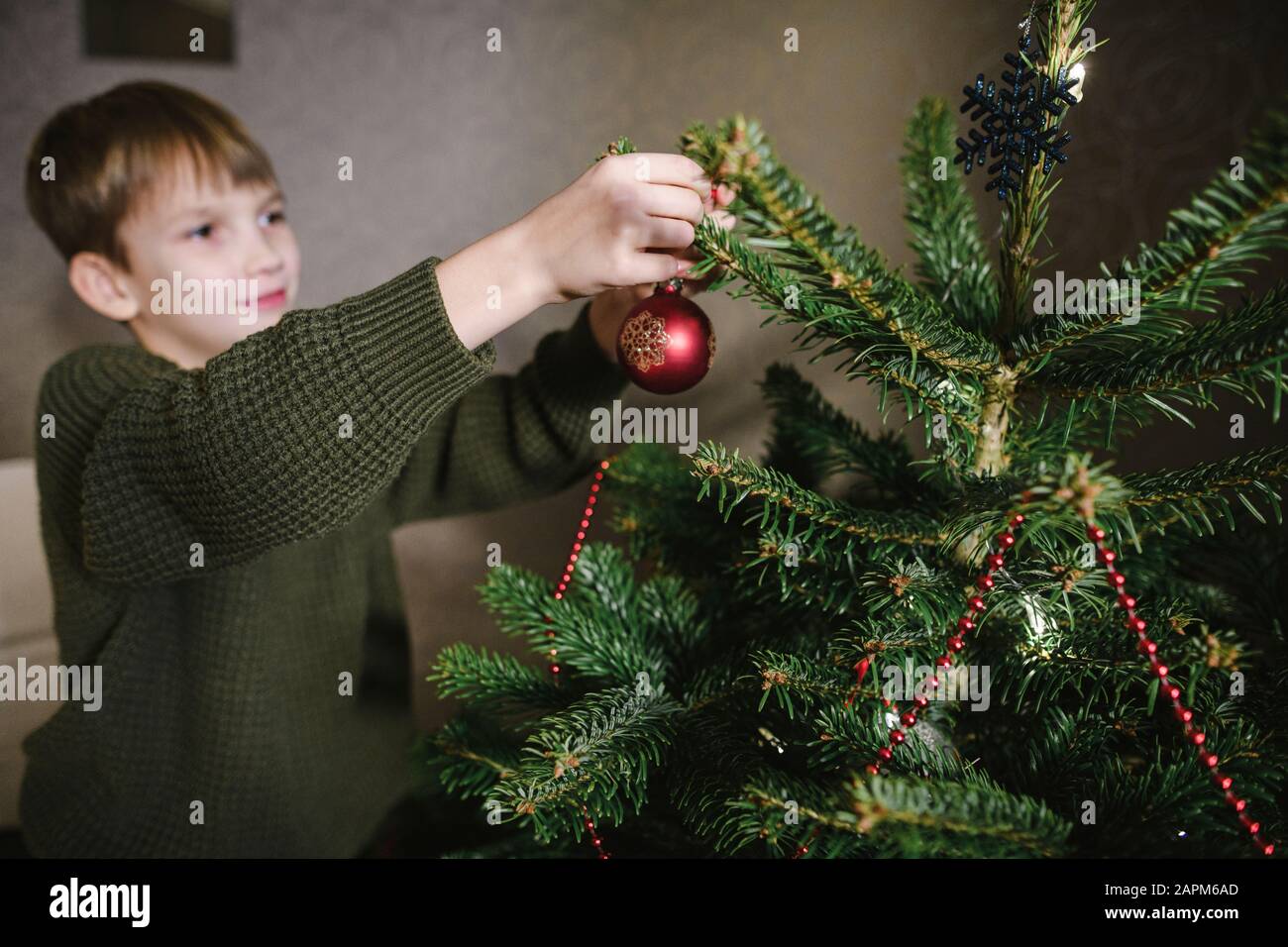 Dekorieren Weihnachtsbaum junge Stockfoto