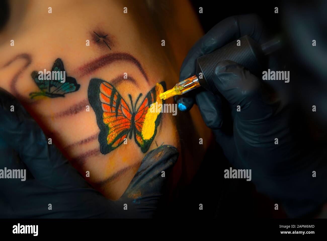 Nahaufnahme von Butterfly Tattoo mit gelber Tinte Stockfoto