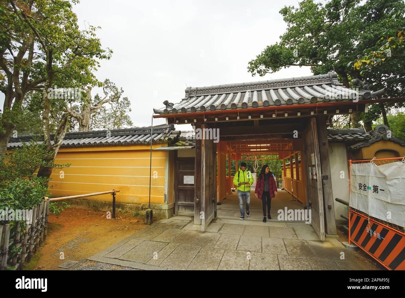 Kyoto, Japan - 17. Dezember 2019: Touristen, die durch das Eingangstor des Kinkakuji-Tempels, Kyoto, Japan, laufen. Stockfoto