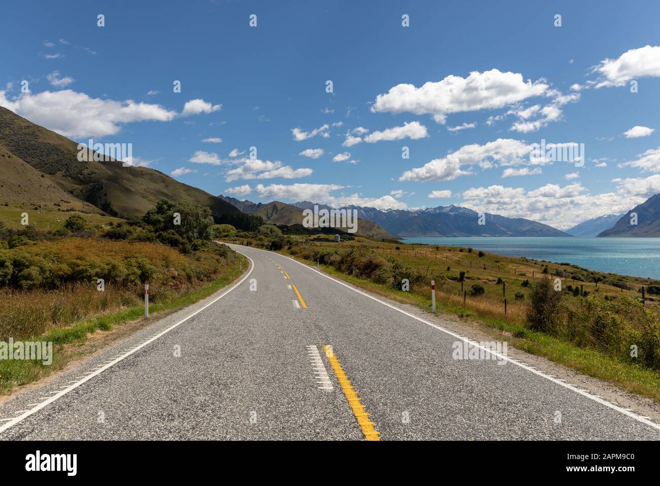 Die Straße entlang des Lake Hawea, Neuseeland Stockfoto