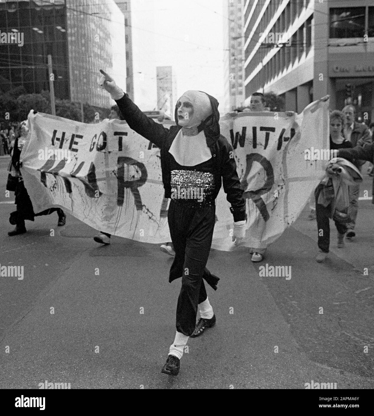 Demonstranten, die gegen das Mordurteil auf dem Milchmoscone protestieren, tragen ein Banner mit der Aufschrift, dass er mit Mord davongekommen ist, in San Francisco, Kalifornien, Ende der 70er Jahre Stockfoto