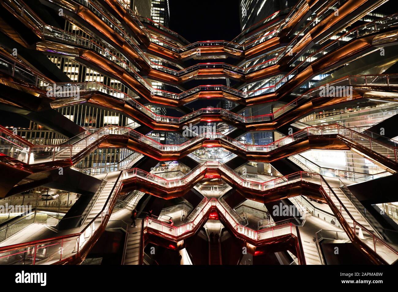 Peking, USA. Januar 2020. Das Schiff auf Hudson Yards wird mit roten Lichtern beleuchtet, um das bevorstehende chinesische Lunar New Year in New York, den Vereinigten Staaten, 22. Januar 2020, zu feiern. Credit: Wang Ying/Xinhua/Alamy Live News Stockfoto