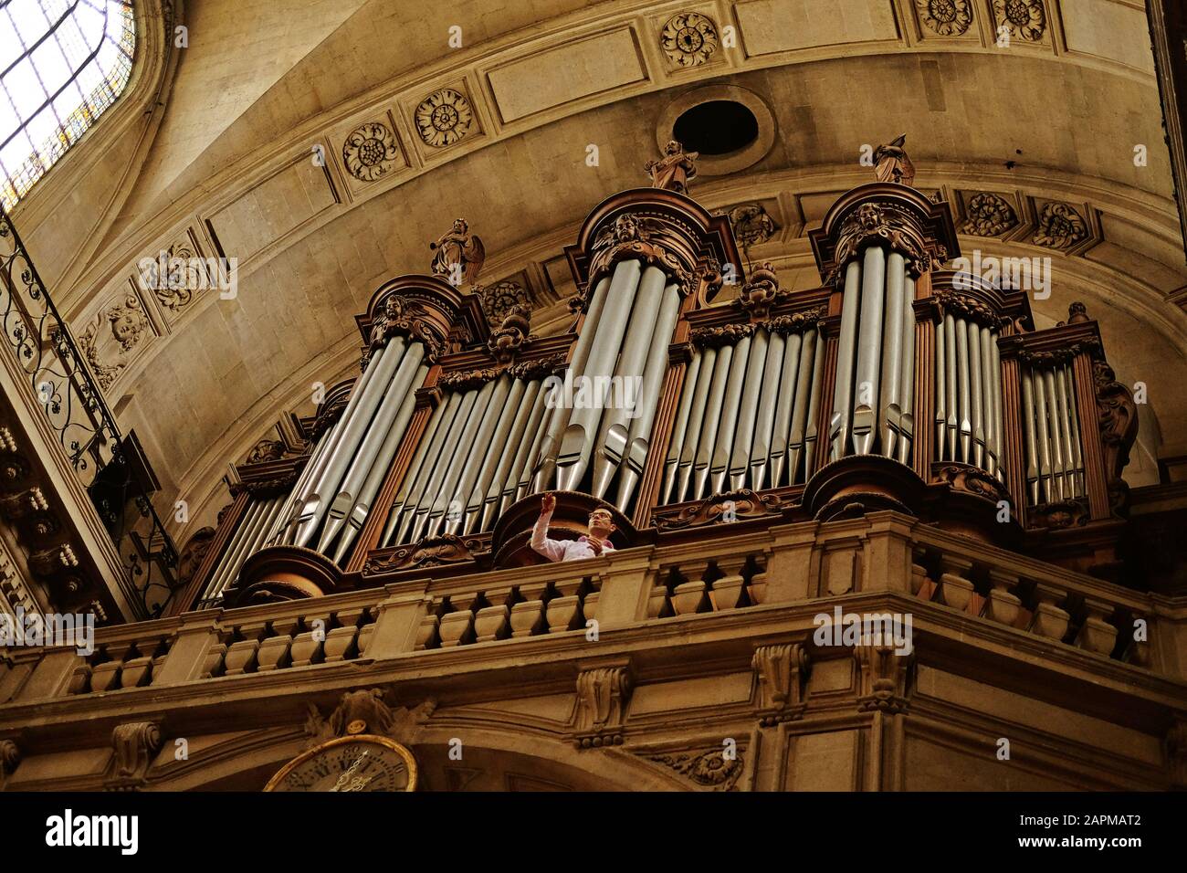 Die große Tribünenorgel, die Orgel Loft und der Organist an der Probe, Paroisse Saint-Paul Saint-Louis, die römische katholische Kultstätte des 17. Jahrhunderts in Paris Stockfoto