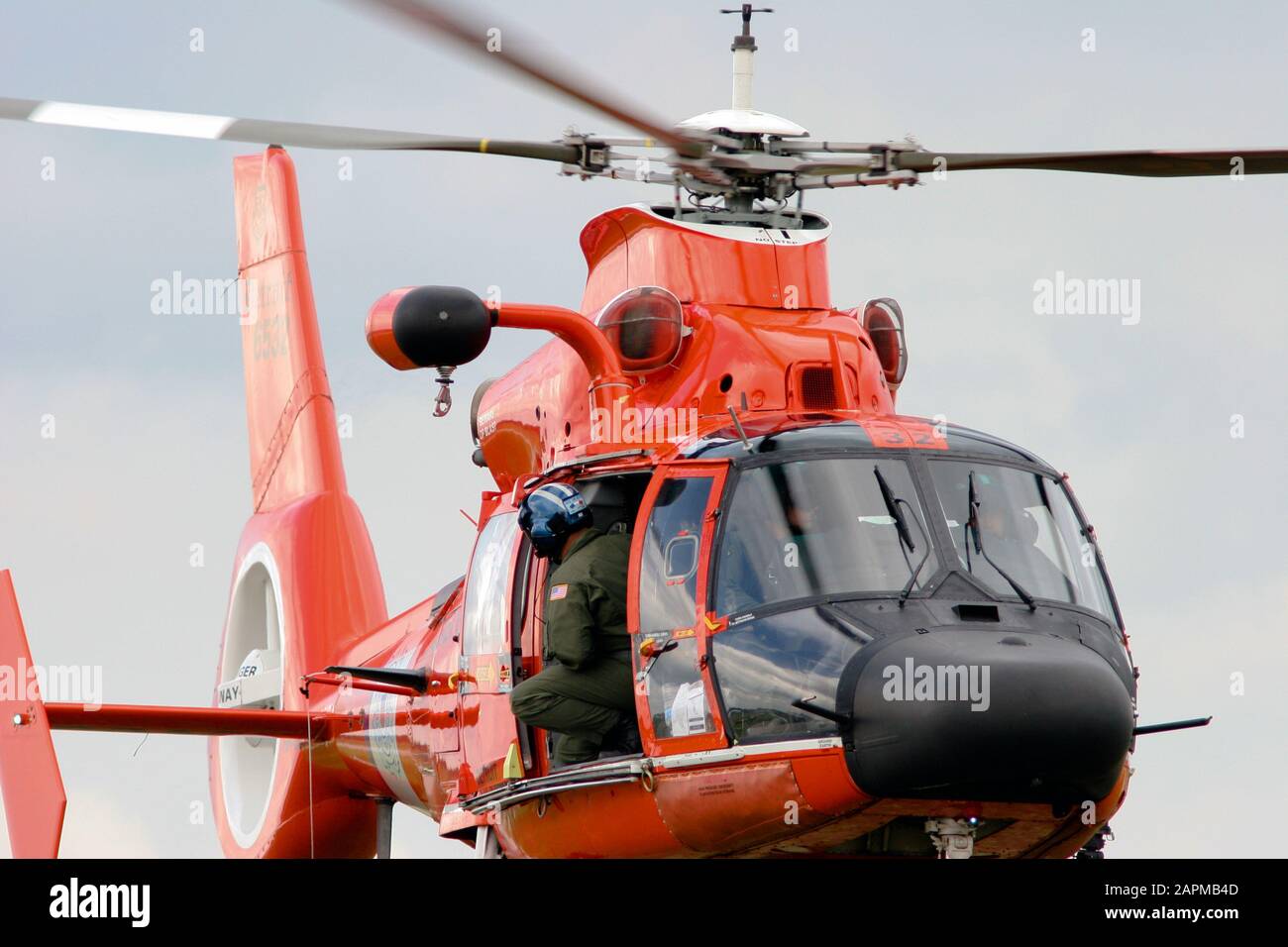 Ein Hubschrauber der US-Küstenwache HH-65 Dolphin während eines Demonstrationsflugs auf der Wings and Wheels International Airshow. Stockfoto