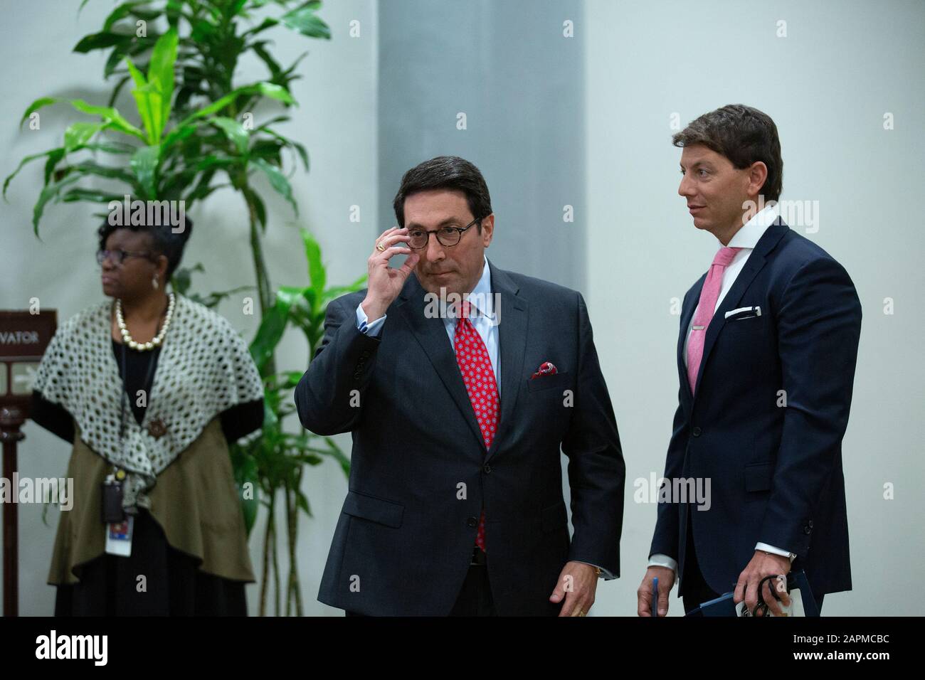 Jay Sekulow, persönlicher Anwalt von Präsident Donald Trump und stellvertretender Presseminister des Weißen Hauses Hogan Gidley warten am Donnerstag, 23. Januar 2020, mit Mitgliedern der Medien in der Senate Subway im United States Capitol in Washington, DC, USA zu sprechen. Während der Senat weiterhin Argumente im Amtsenthebungsverfahren gegen US-Präsident Donald J. Trump hört. Kredit: Stefani Reynolds/CNP /MediaPunch Stockfoto