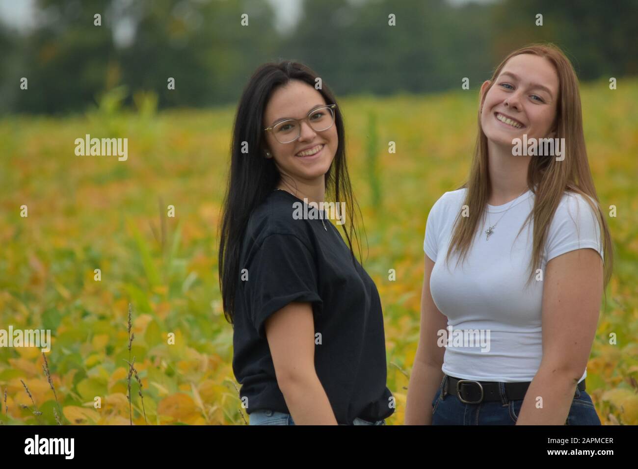 Zwei Teens im Feld Stockfoto