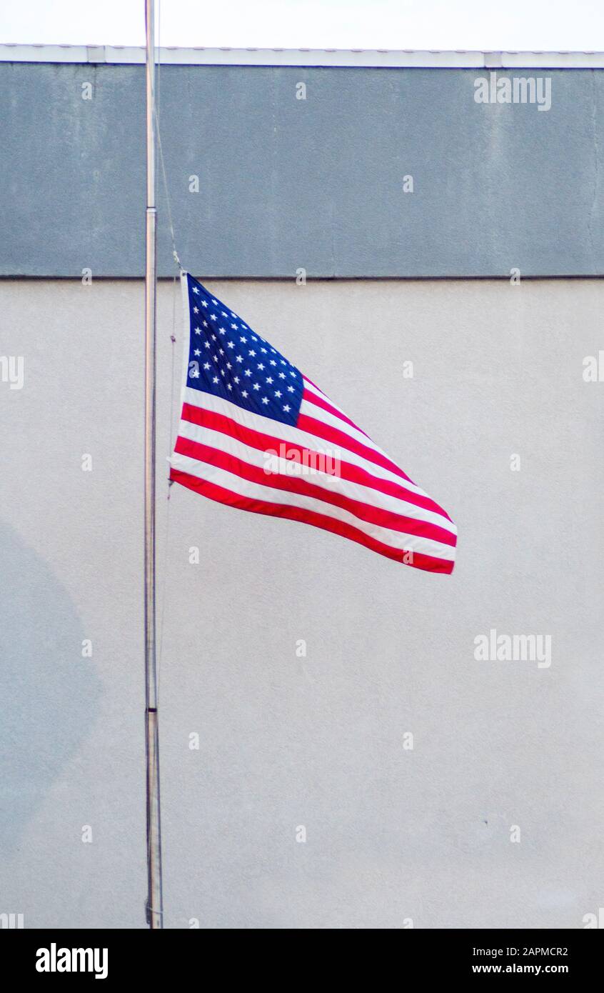 Eine amerikanische Flagge wird nach dem Tod einer prominenten Person in Nordamerika auf halbmast abgesenkt Stockfoto