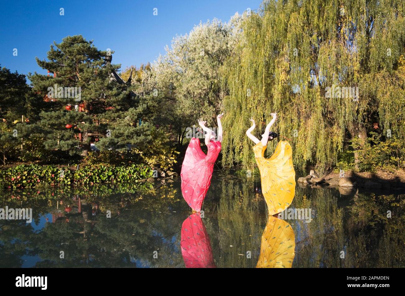 Chinesische Tänzerinnen zeigen auf Der Ausstellung "Magic of Laterns