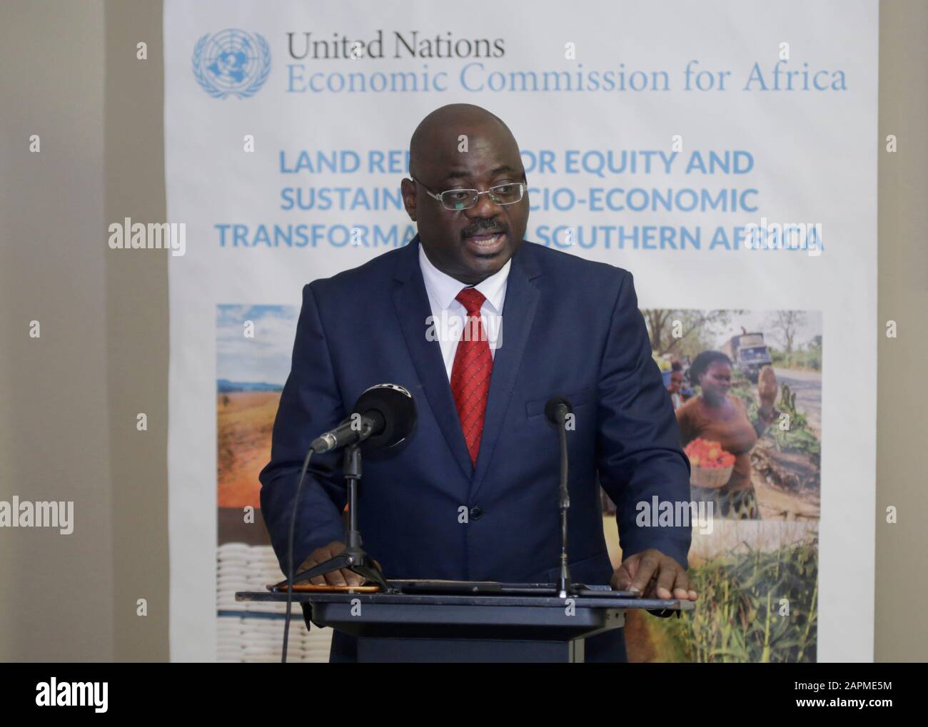 Gaborone, Botswana. Januar 2020. Adejumobi, der Regionaldirektor der UN-Wirtschaftskommission für Afrika (UNECA) für das Südliche Afrika, spricht während eines hochrangigen politischen Dialogs über die Reform der Landpolitik und den sozialen wirtschaftlichen Wandel in Gaborone, der Hauptstadt Botswanas, am 23. Januar 2020. Die UNECA führte hier am Donnerstag einen hochrangigen politischen Dialog über Bodenreform und soziale wirtschaftliche Transformation. Credit: Tshekiso Tebalo/Xinhua/Alamy Live News Stockfoto