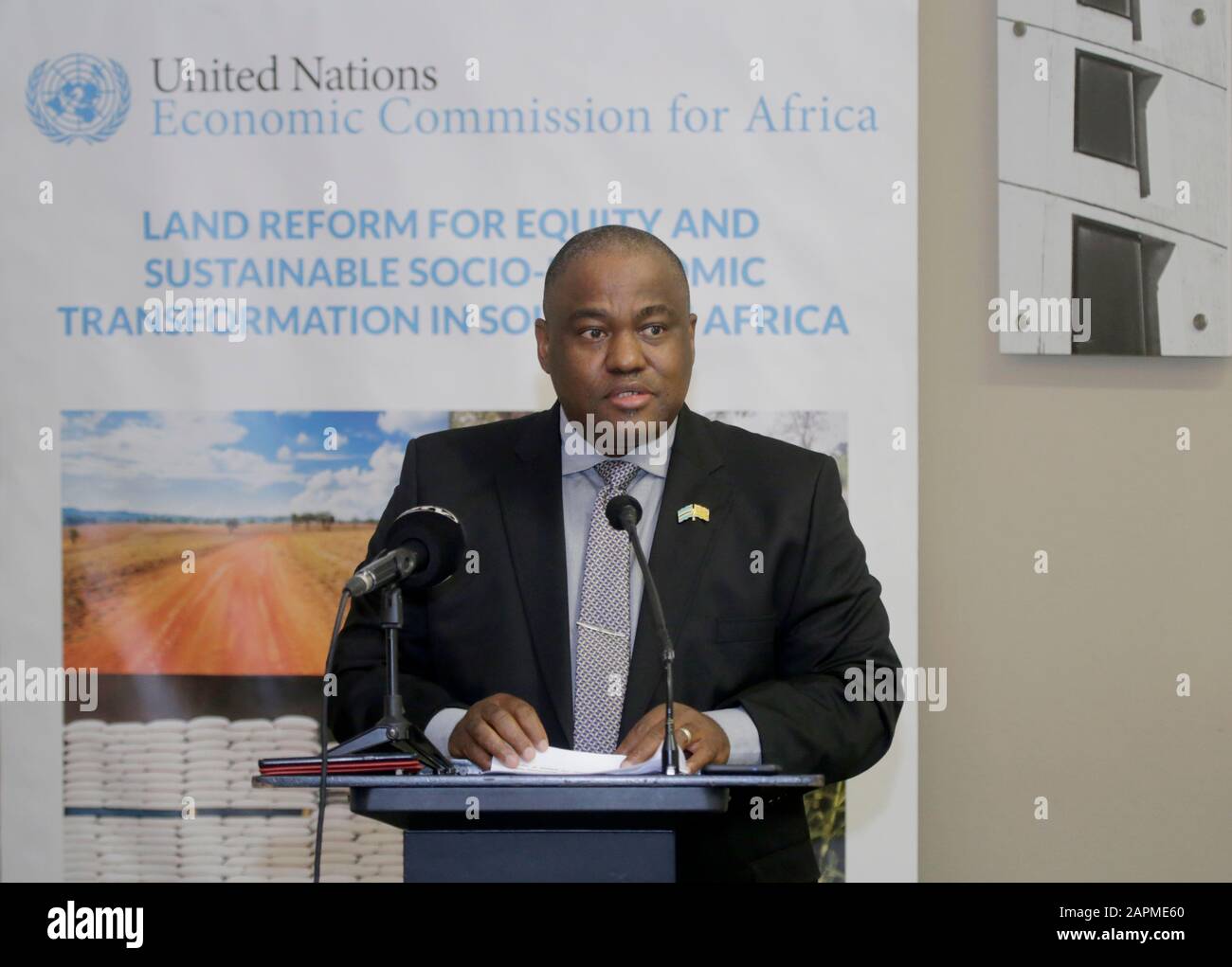 Gaborone, Botswana. Januar 2020. Kefentse Mzwinila, Minister für Landmanagement, Wasser- und Sanitätsdienste Botswanas, spricht während eines hochrangigen politischen Dialogs über die Reform der Landpolitik und den sozialen wirtschaftlichen Wandel in Gaborone, der Hauptstadt Botswanas, am 23. Januar 2020. Die UN-Wirtschaftskommission für Afrika (UNECA) hat hier am Donnerstag einen hochrangigen politischen Dialog über Bodenreform und soziale wirtschaftliche Transformation geführt. Credit: Tshekiso Tebalo/Xinhua/Alamy Live News Stockfoto