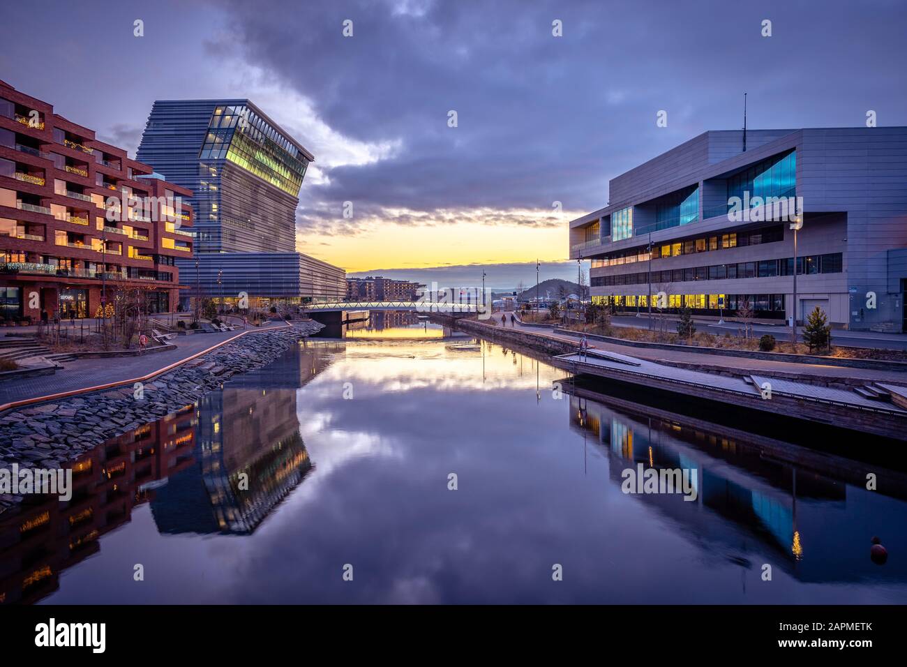 Oslo, Norwegen - Lambda-Kunstmuseum und die Rückseite der Gebäude des Opernhauses bei Sonnenuntergang Stockfoto