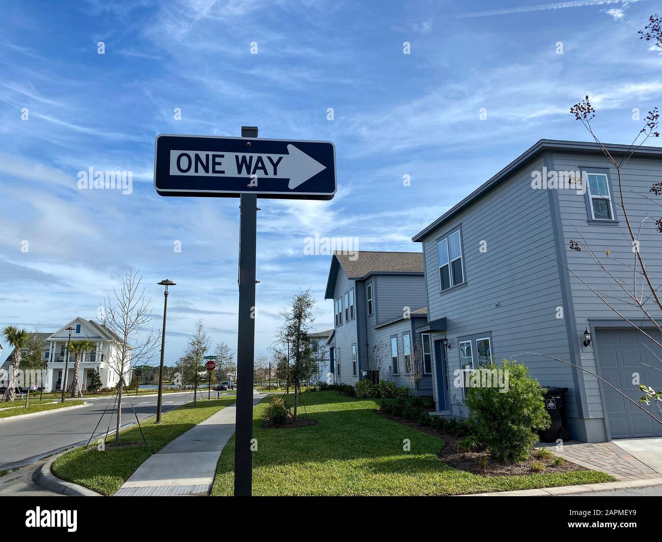 Orlando, FL/USA-1/23/20: Ein Schild, das eine Richtung mit einem Pfeil zeigt, der zeigt, wie man auf einer Straße im Laureate Park Lake Nona an Orlando, Florida fahren kann Stockfoto