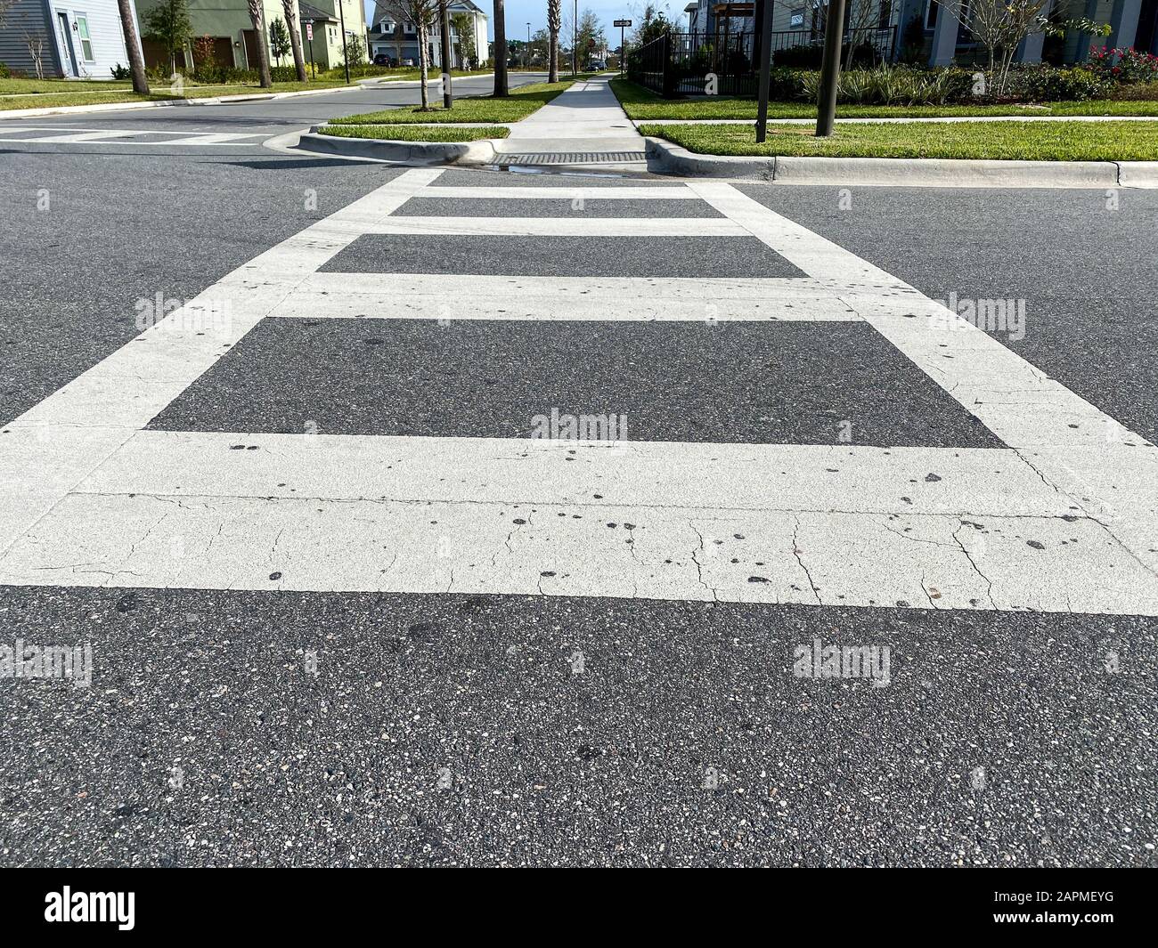 Orlando, FL/USA-1/23/20: Ein niedriger Blickwinkel auf einen stREE Querswalk vor den Häusern im Laureate Park Lake Nona an Orlando, Florida. Stockfoto