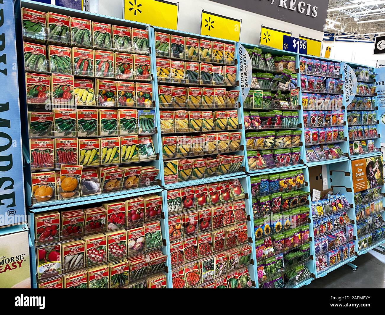 Orlando, FL/USA-1/23/20: Der Gartensaatgang in einem Walmart-Laden, der für Kunden bereit ist, Blumen, Obst und Gemüse in ihrem Gar zu kaufen und zu Pflanzen Stockfoto