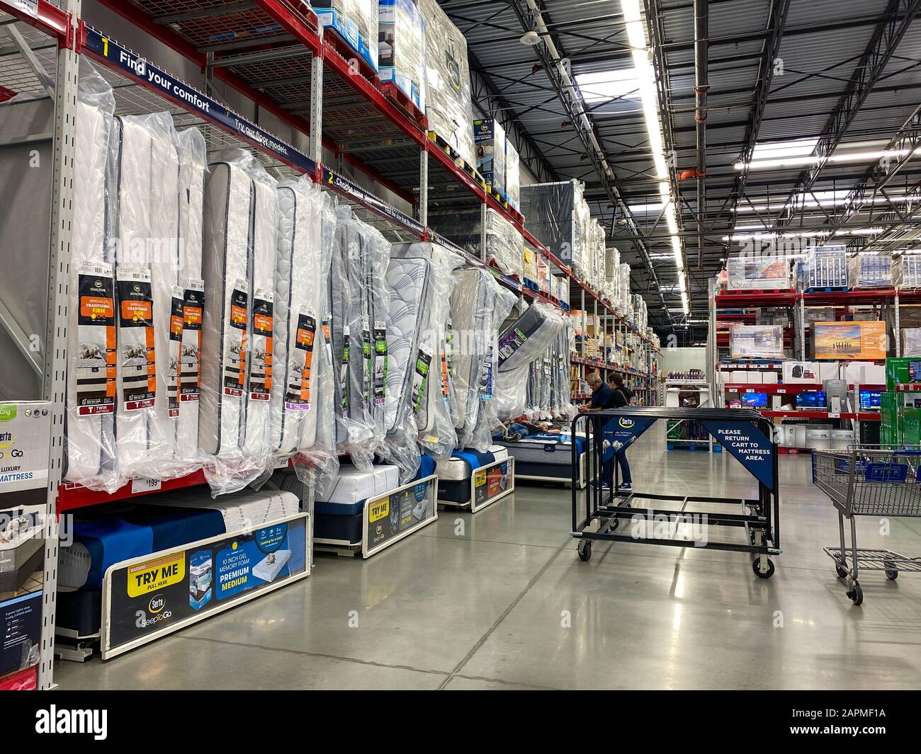 Orlando Fl Usa 23 1 20 Der Bettgang Eines Sams Clubs Mit Verschiedenen Matratzen Die Von Den Konsumenten Ausprobiert Und Gekauft Werden Konnen Stockfotografie Alamy