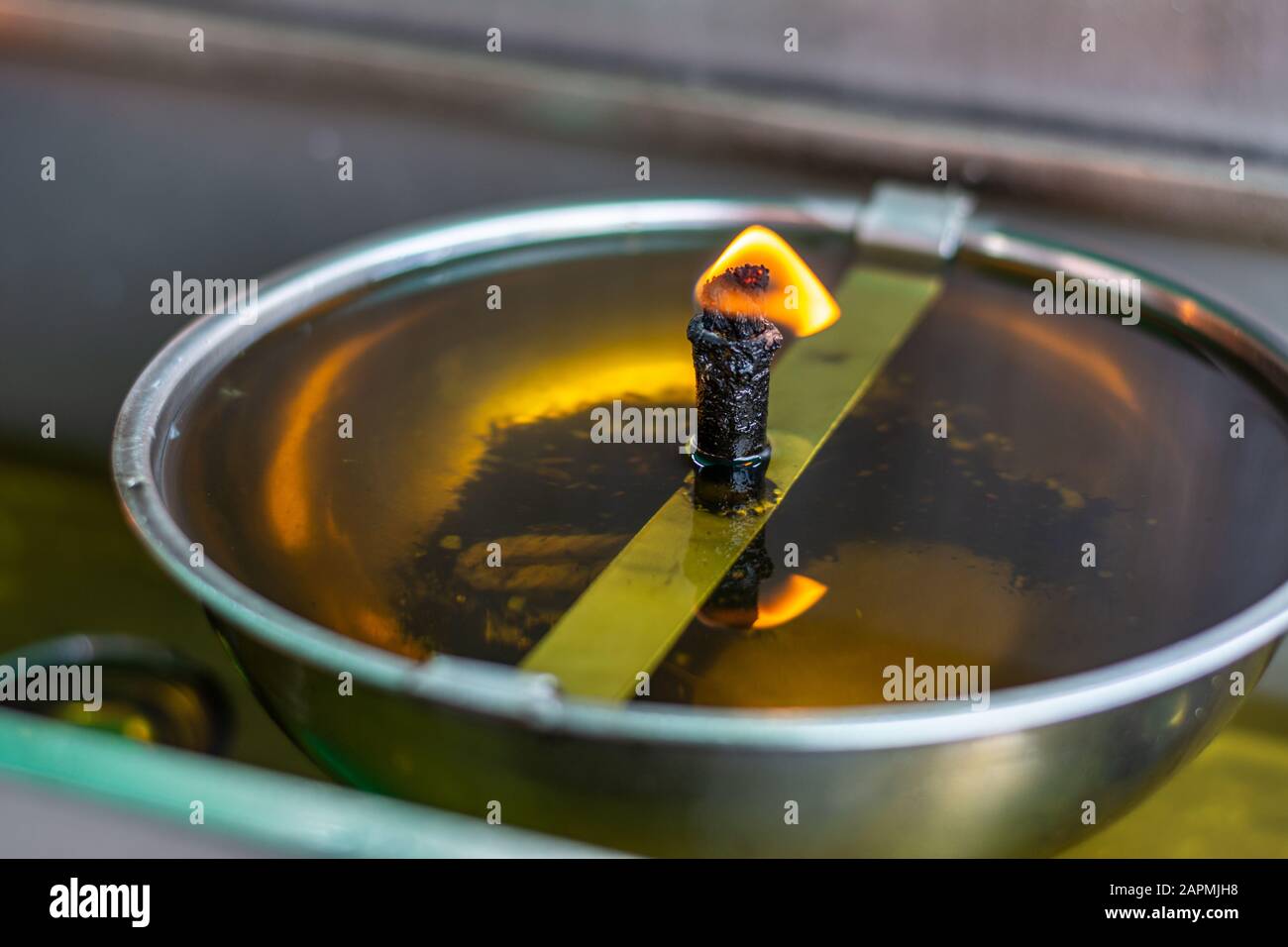 Kerzen im buddhistischen Tempel thailands. Stockfoto