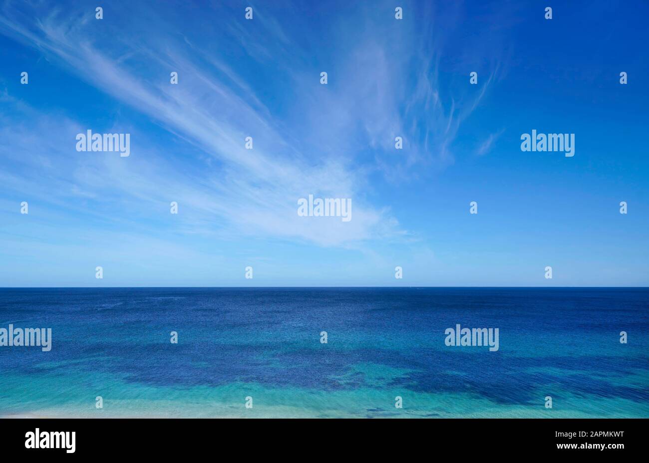 Perfekter tropischer Strand und türkisfarbenes Meerwasser - natürlicher Hintergrund mit blauem Himmel Stockfoto