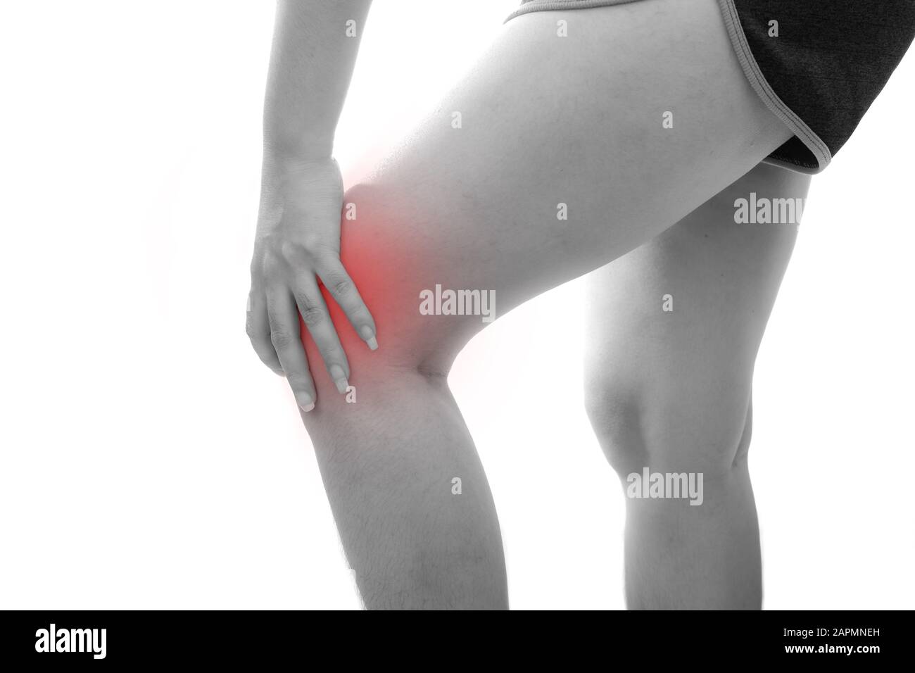 Junge asiatische Frau mit Knieschmerzen im weißen Hintergrund, Konzept für gesundheitliche Beschwerden Stockfoto