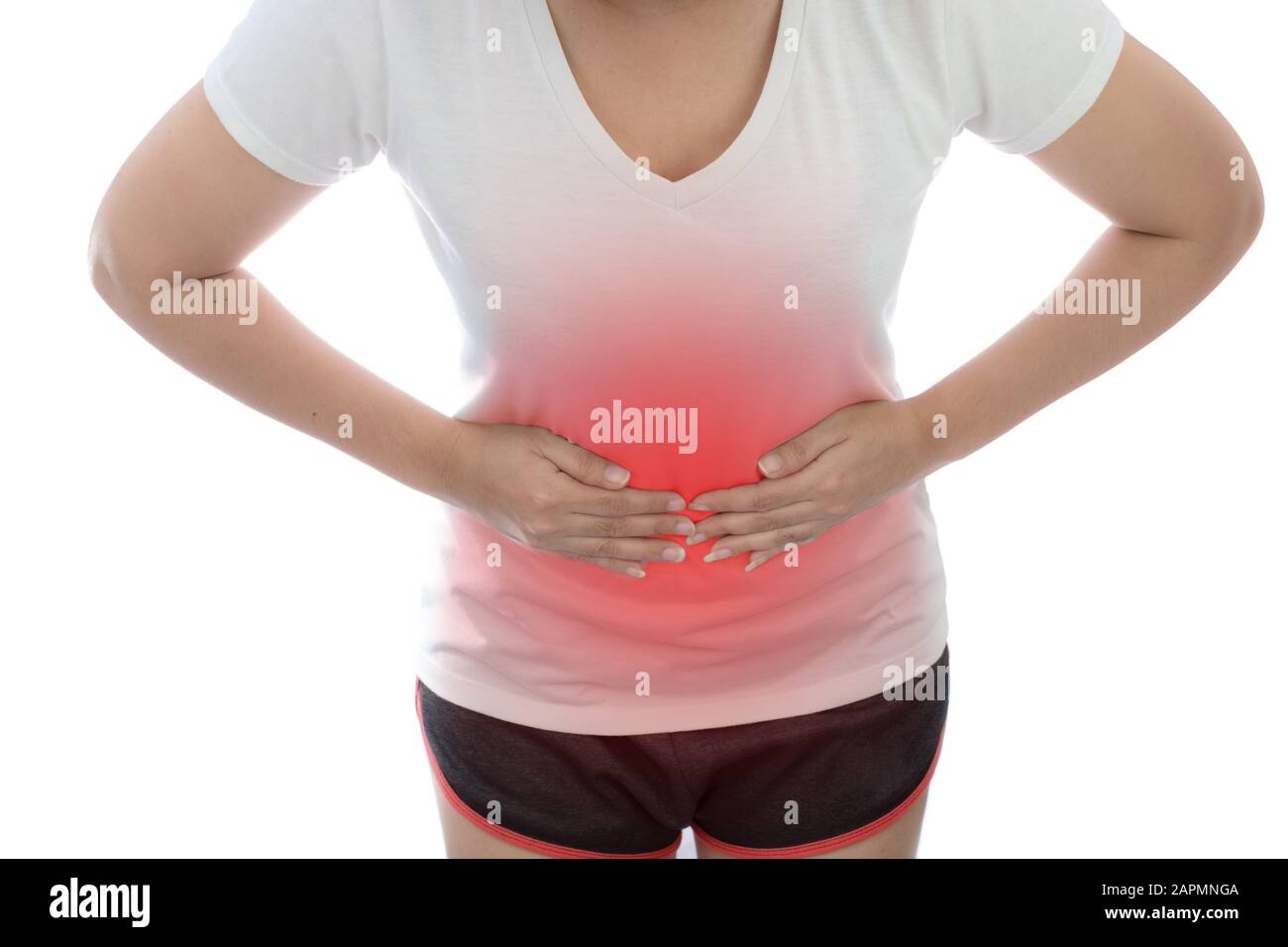 Junge Asiatin mit Bauchschmerzen im weißen Hintergrund, Frauen bekommen einen Magenschmerzen, gesundheitliche Beschwerden Durchfall Konzept Stockfoto