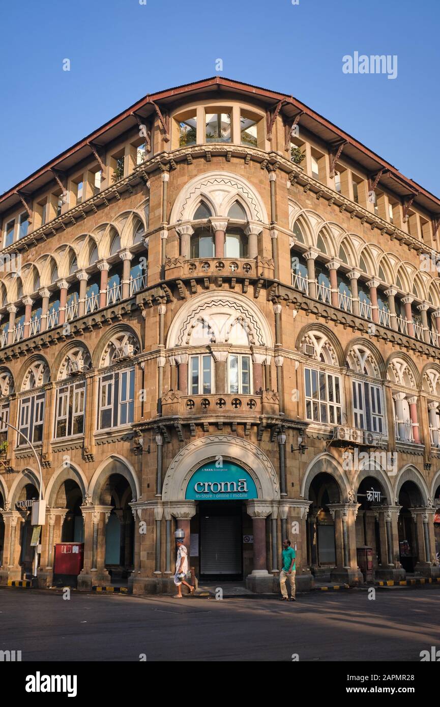 Das Tata-eigene, palazzartige Elphinstone Building im Horniman Circle, Fort, Mumbai, beherbergt das Croma Electronics Store und das erste Starbucks Outlet in Mumbai Stockfoto