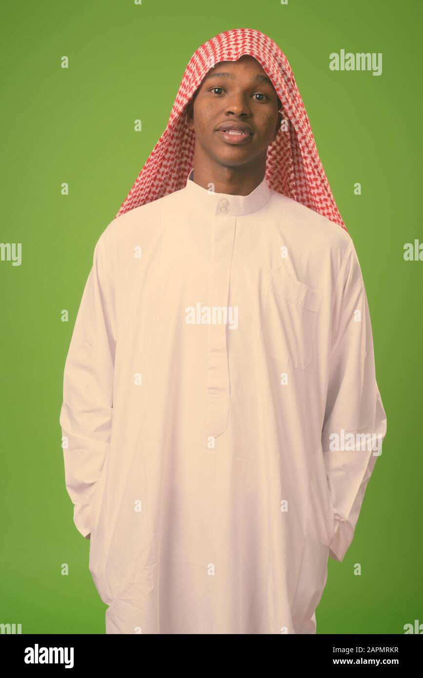 Porträt des jungen Afrikaners, der traditionelle muslimische Kleidung trägt Stockfoto