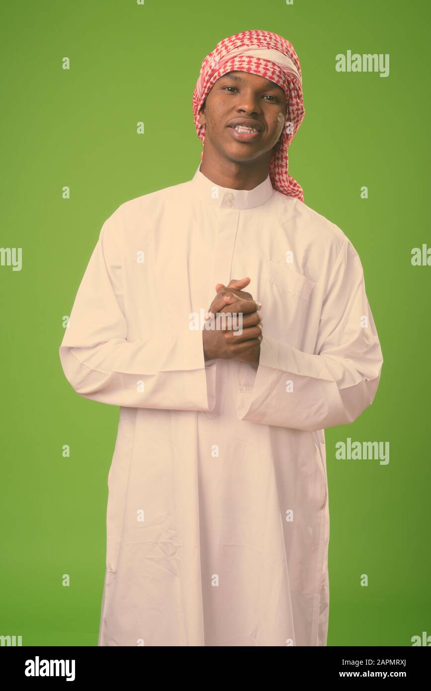 Porträt des jungen Afrikaners, der traditionelle muslimische Kleidung trägt Stockfoto