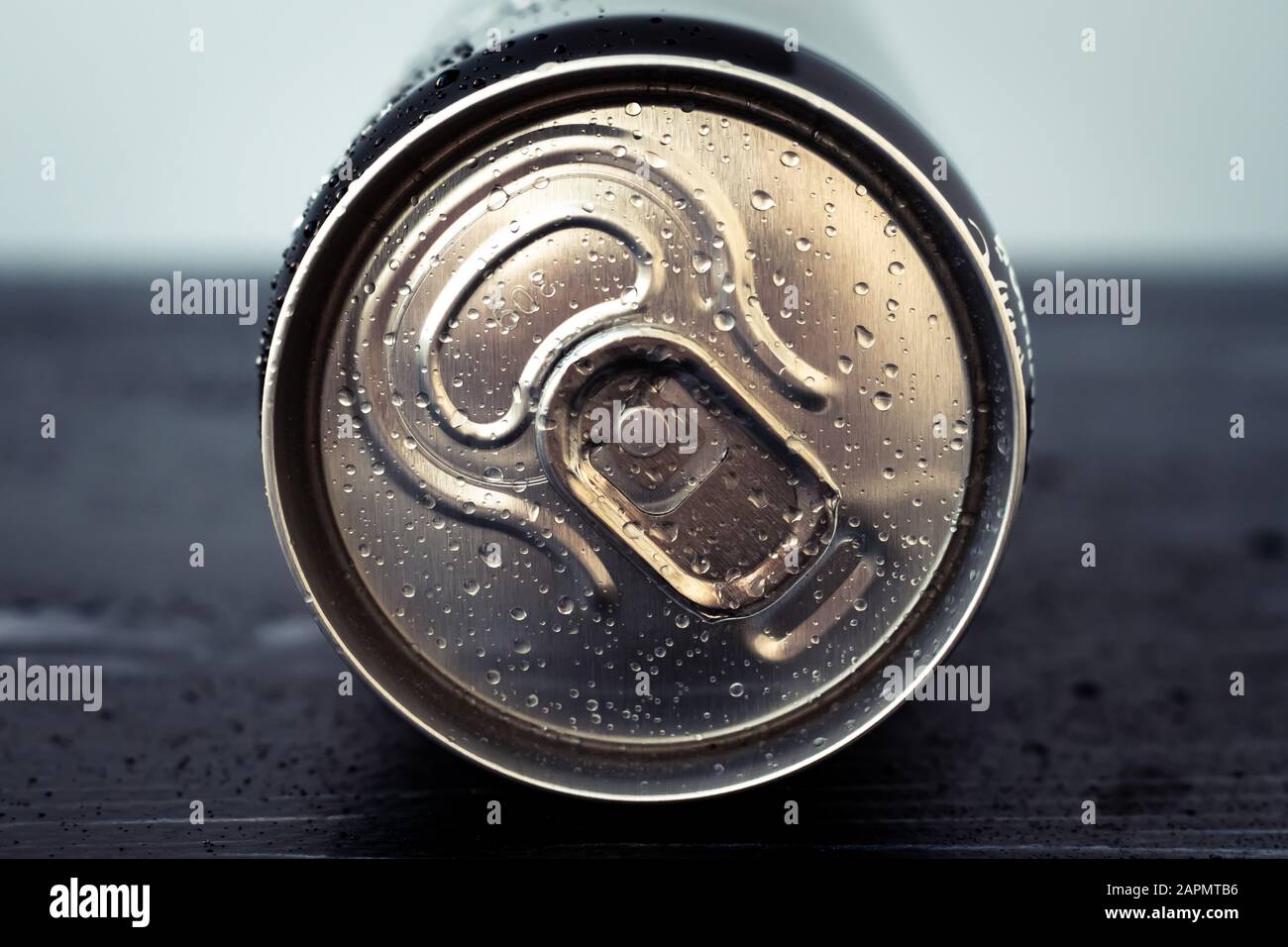 Metallgetränke-Dose mit Wassertropfen. Glänzende Cola können sich schließen. Goldene Getränkeflasche, Deckel der Verpackung von Limonade, Tonika. Draufsicht Stockfoto