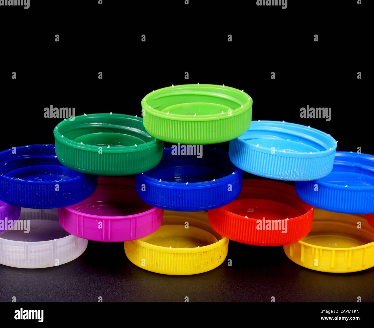 Mehrfarbige Flaschenverschlüsse aus HDPE (Polyethylen hoher Dichte). Recycelbare Materialien. Stockfoto