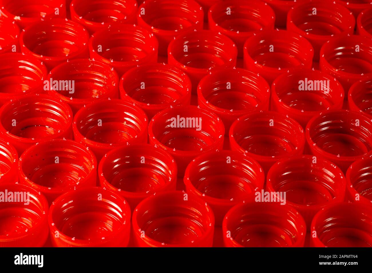 Flaschenverschlüsse aus HDPE (Polyethylen hoher Dichte), die gemäß den für das Recycling zubereiteten Farben getrennt sind. Stockfoto